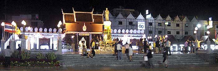 'Night over Thao Suranari Memorial and West Gate' by Asienreisender